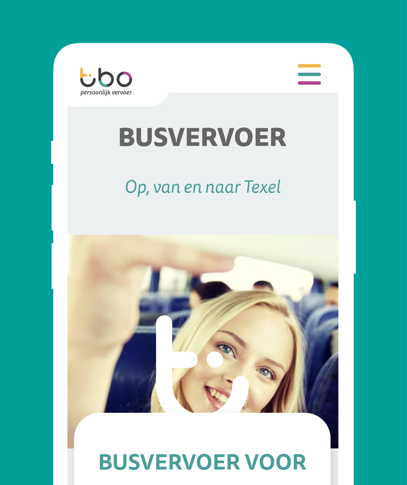Op een smartphonescherm verschijnt een Nederlandstalige app voor busvervoer. Er staat een lachende vrouw in de bus en er staat een tekst over busvervoer van en naar Texel op. Daarmee wordt het gemak van online diensten voor reisplanning gedemonstreerd.