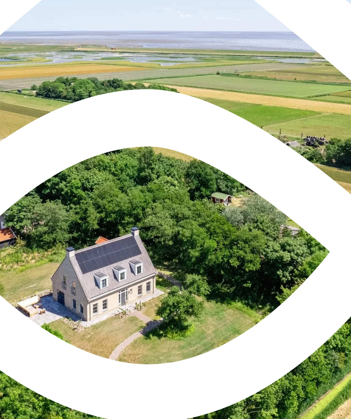 Luchtfoto van een stenen huis met zonnepanelen, omringd door bomen en velden, met een waterpartij op de achtergrond. Witte grafische vormen overlappen de afbeelding en doen denken aan innovatieve websites en online diensten voor uw bedrijf.
