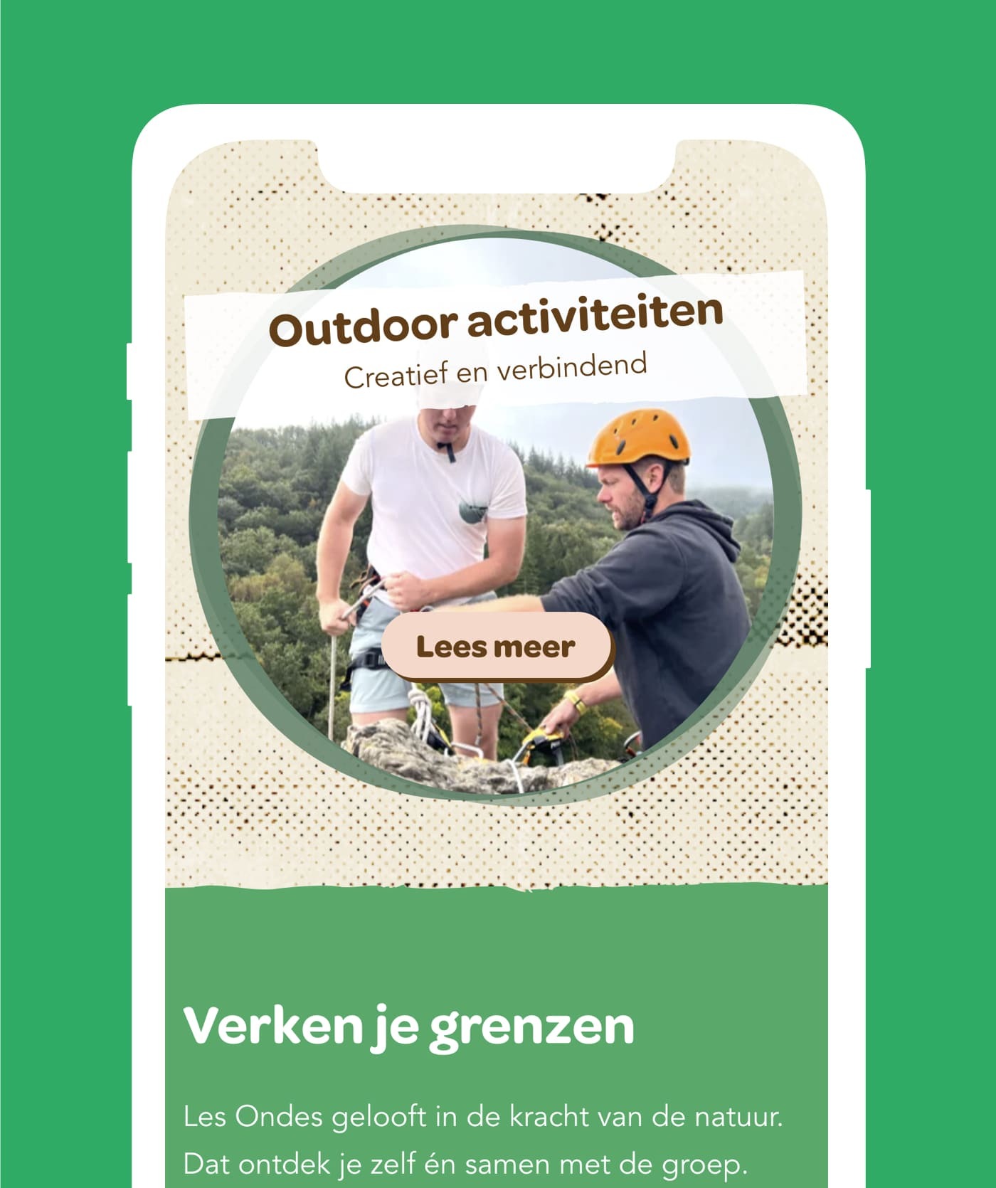Twee mensen buiten, waarvan één een helm draagt, zijn bezig met een activiteit waarbij touwen een rol spelen. De tekst promoot buitenactiviteiten, moedigt aan tot ontdekking en suggereert het ontdekken van avonturen via nuttige websites.