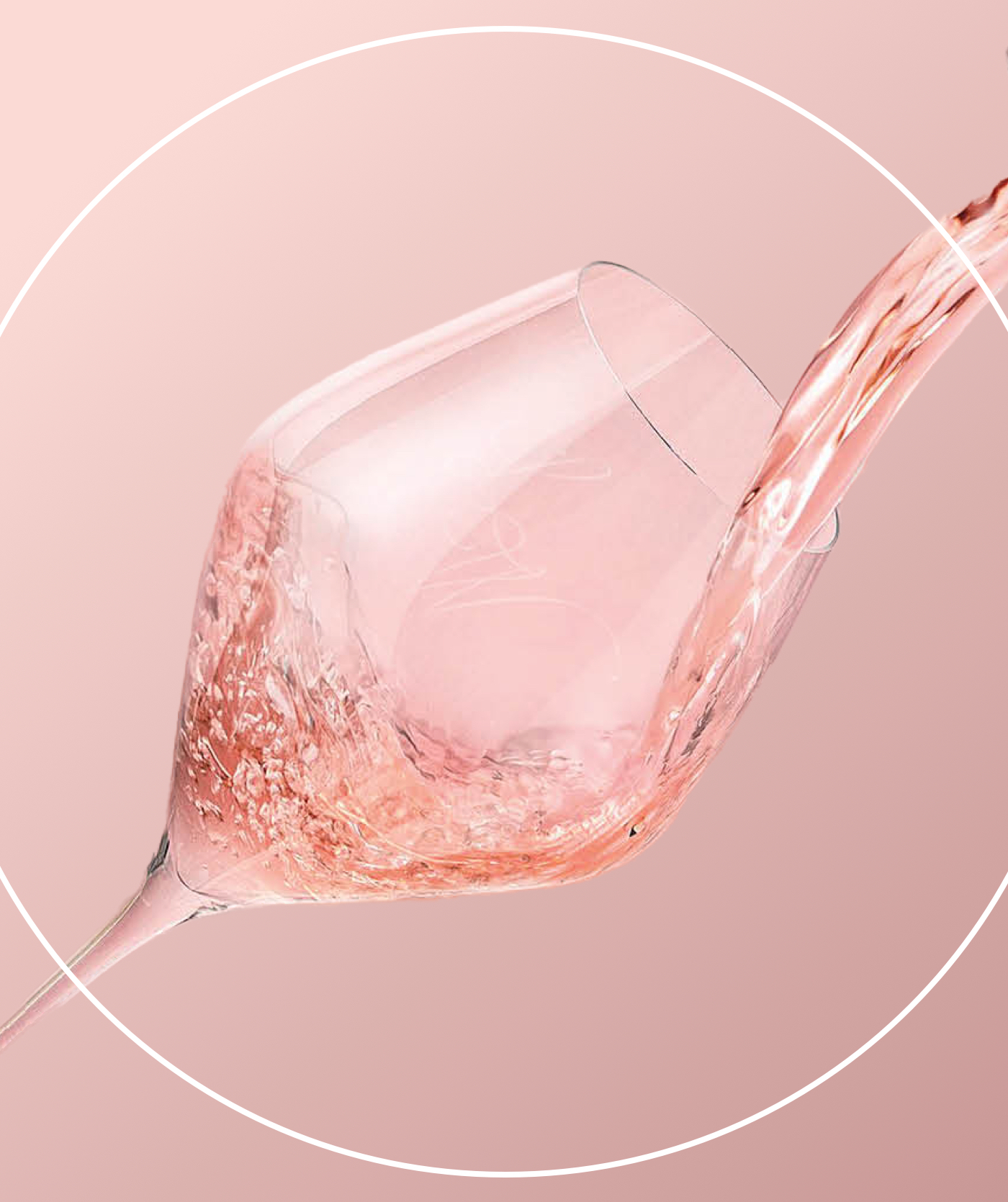 Roséwijn wordt in een gekanteld, helder wijnglas geschonken tegen een zachtroze achtergrond. Ideaal voor websites of webshops die elegantie en verfijning willen vastleggen.