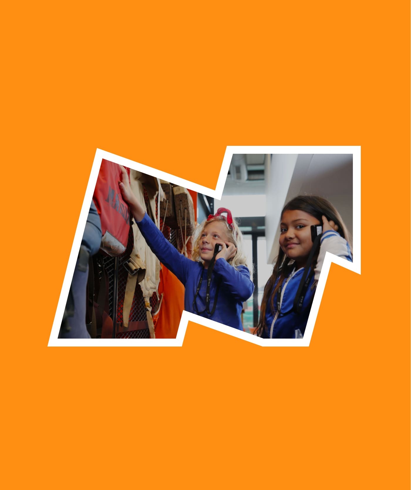 Twee kinderen staan binnen, houden audioapparatuur tegen hun oren en interacteren met een display met hangende items. De scène, tegen een oranje achtergrond met een witte rand, roept de verwondering op die gepaard gaat met het ontdekken van nieuwe webshops of online diensten.