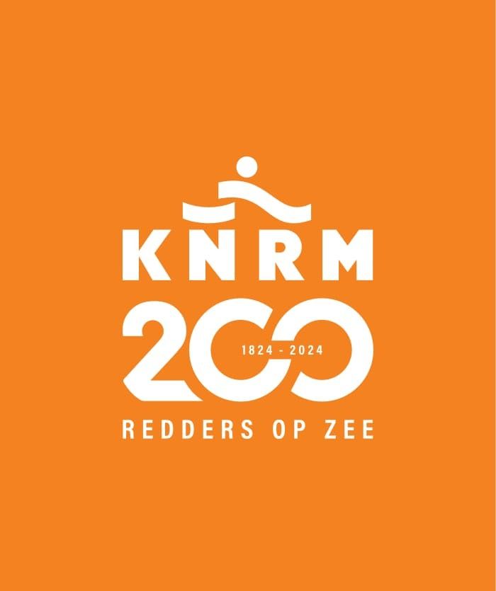 Logo met de tekst KNRM 200 1824-2024 Redders op Zee op een oranje achtergrond, met een golf- en persoonspictogram boven de tekst. Perfect voor websites of online diensten gerelateerd aan maritieme veiligheid.