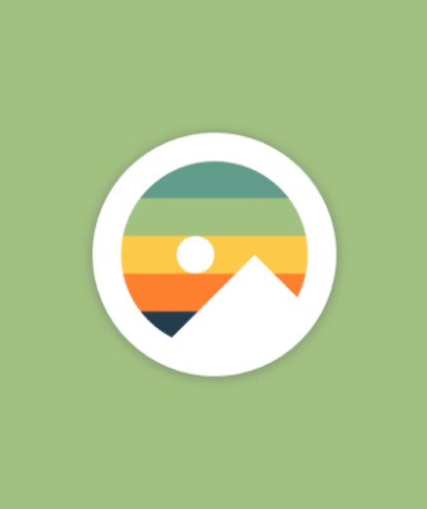 Een cirkelvormig pictogram met horizontale strepen in groen, geel, oranje en blauw, dat een zon en een witte berg op een lichtgroene achtergrond voorstelt. Perfect voor het representeren van websites of online diensten.