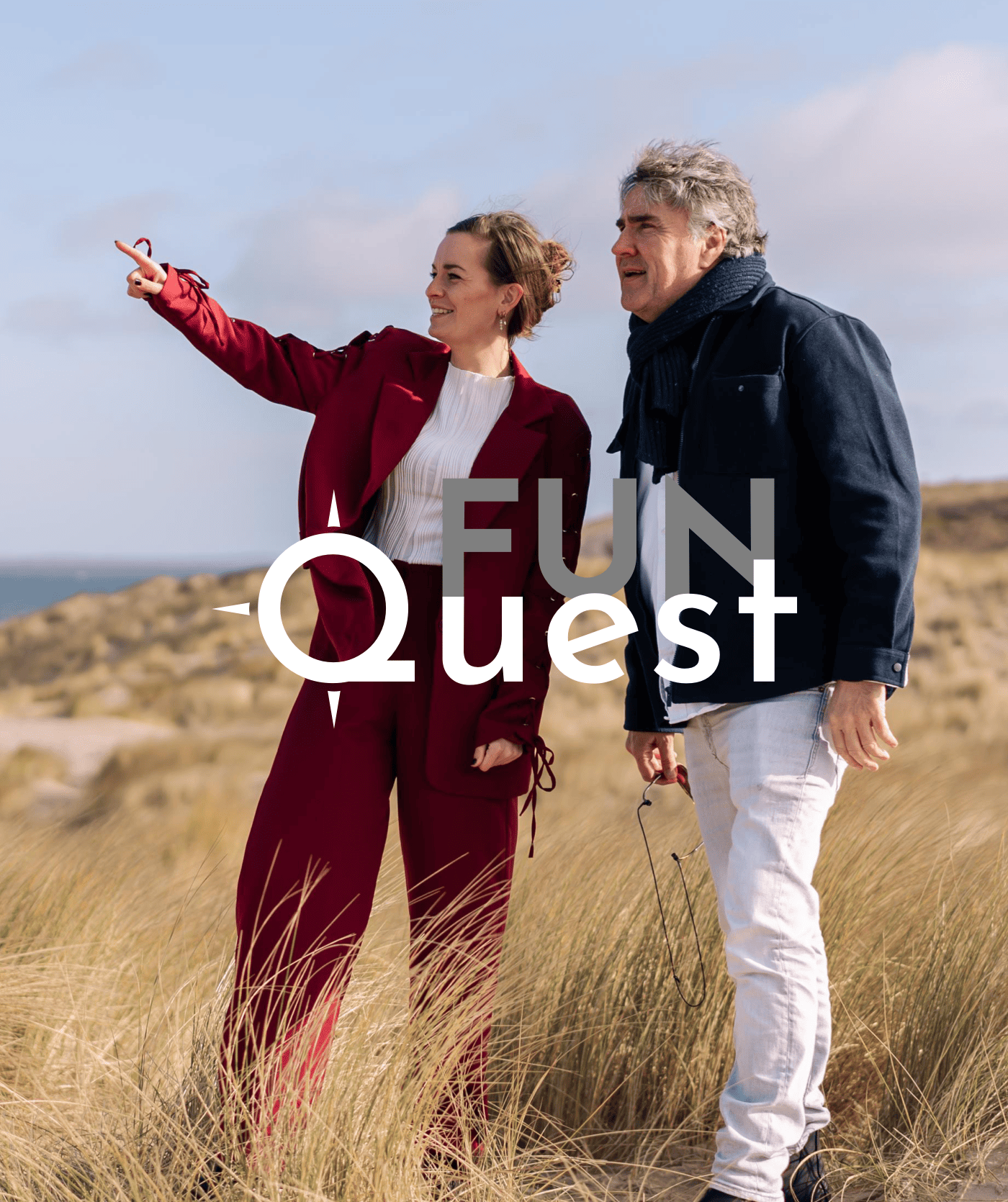 Twee mensen staan in het hoge gras op een winderige dag, één wijst in de verte. De tekst FUN-Quest is over de afbeelding heen gelegd en nodigt je uit om samen spannende online diensten te ontdekken en nieuwe webshops te ontdekken.