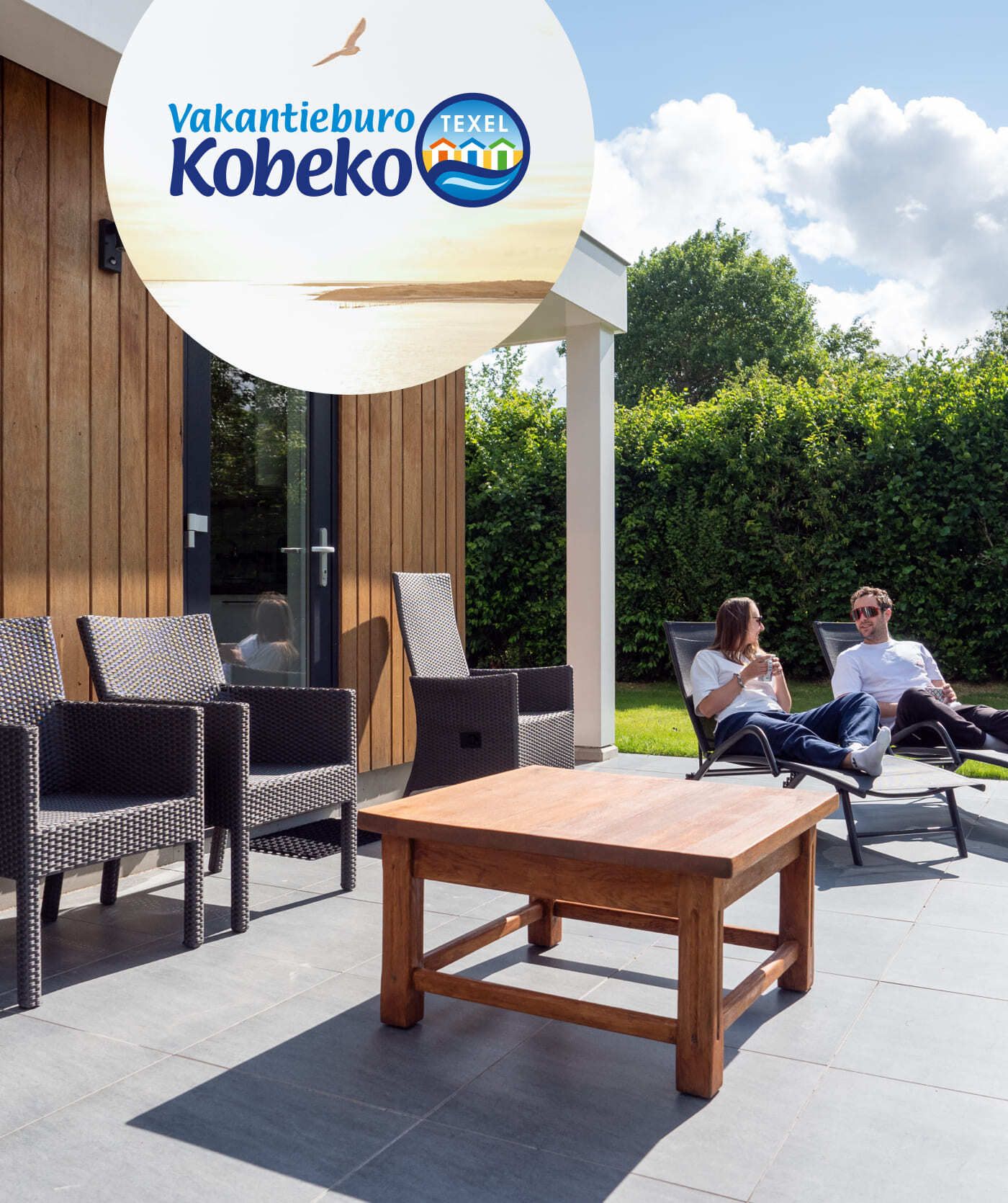 Op een modern terras met rieten stoelen en een houten tafel ontspannen twee personen op ligstoelen. In de hoek verschijnen het logo van VakantieBuro Kobeko Texel en de tekst die hun online diensten voor websites en webshops benadrukt.