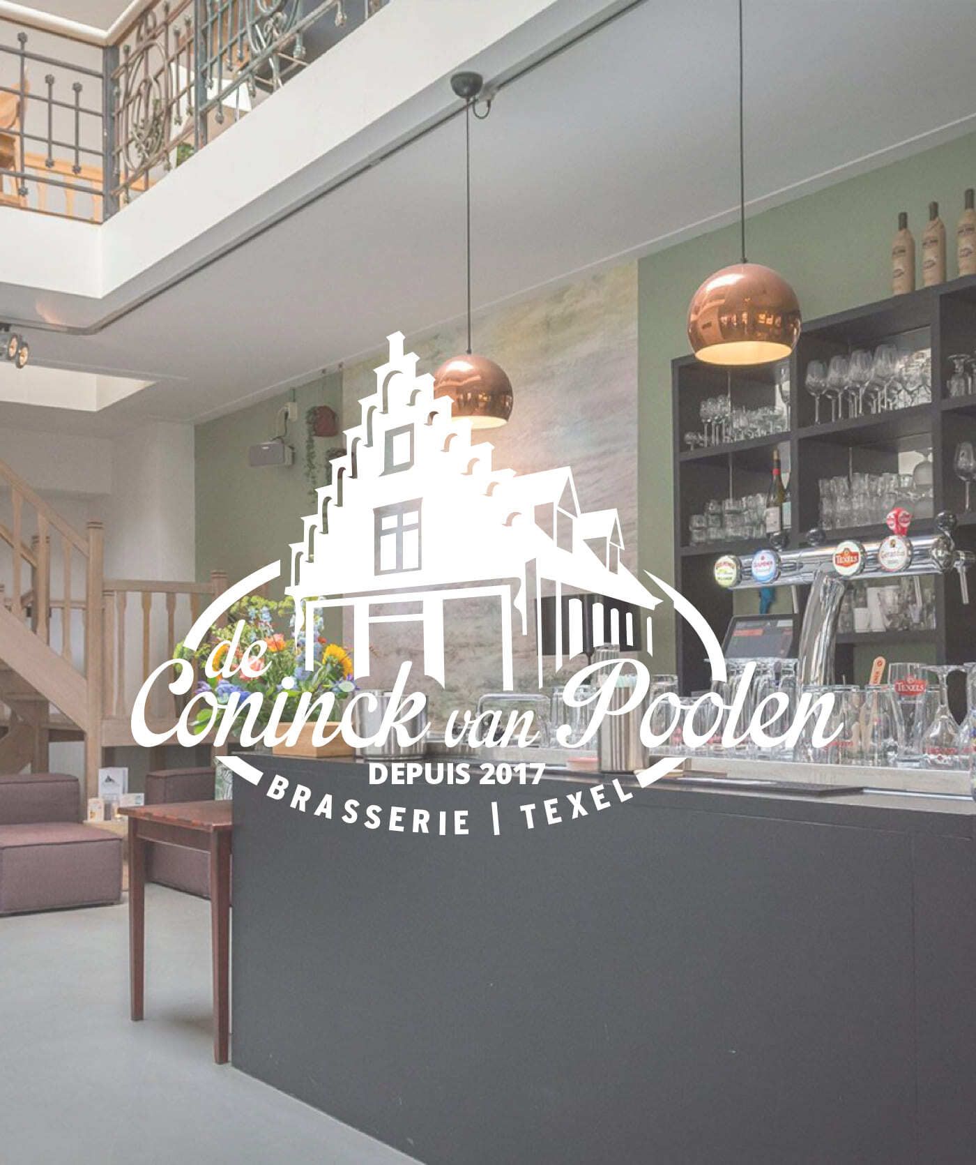 Modern brasserie-interieur met een trap, rekken vol flessen, een bar en hangende koperen lampen. Voorzien van het logo "de Coninck van Poolen Brasserie Texel" – ideaal voor het hosten van websites of webshops.