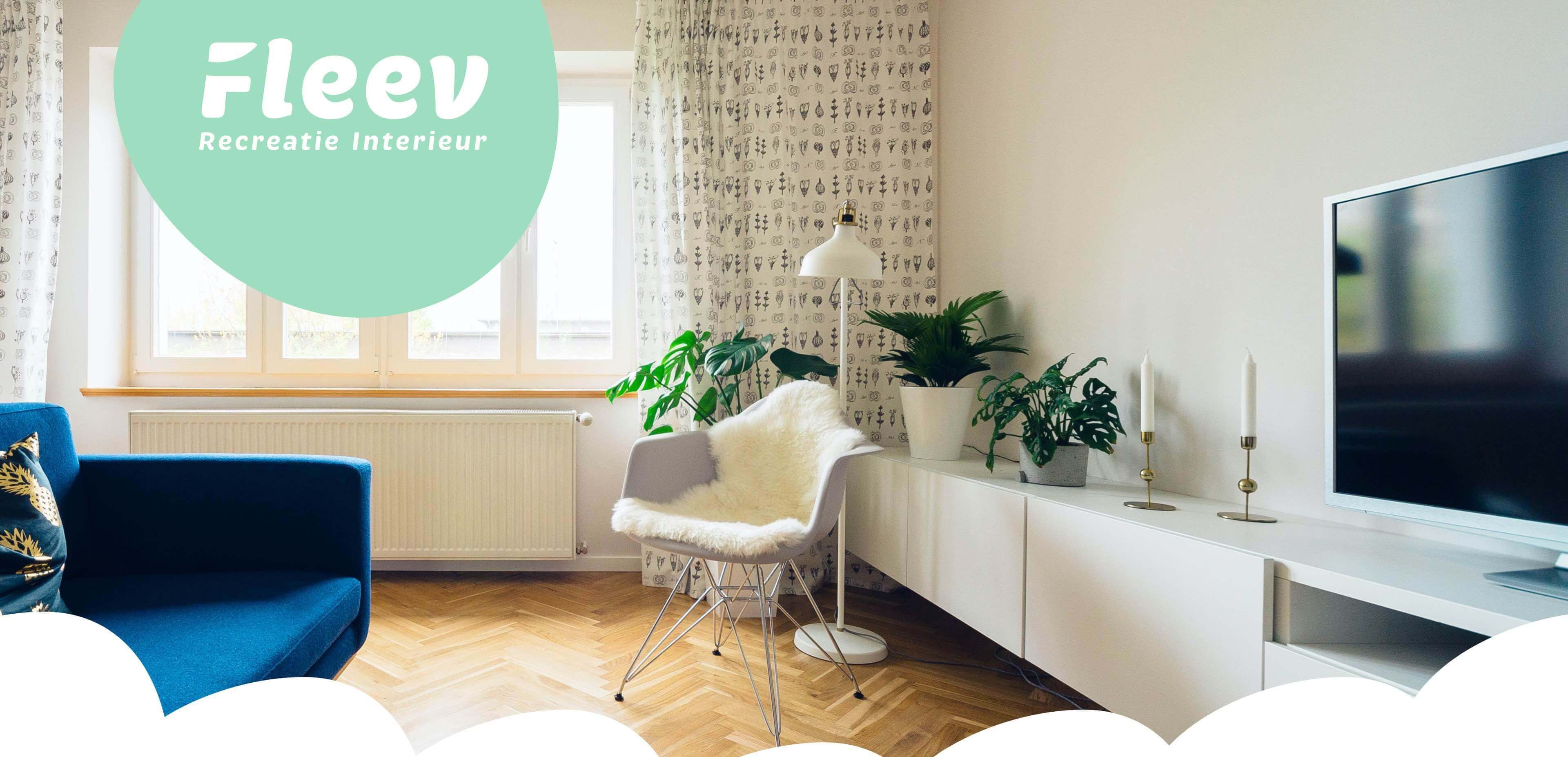 Moderne woonkamer met houten vloer, witte meubels, een tv, kamerplanten en een blauwe bank. De tekst in de hoek luidt: "Fleev Recreatie Interieur". Perfecte inspiratie voor webshops of websites gericht op stijlvolle interieurs.