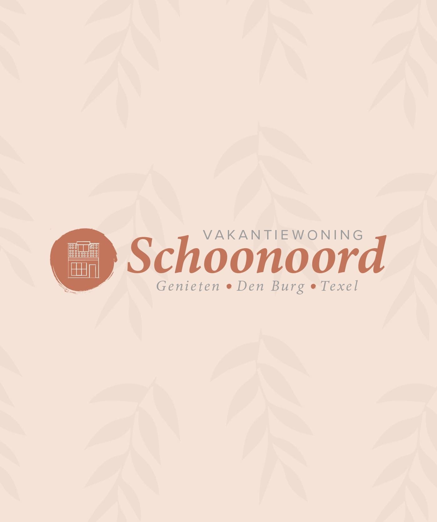 Logo voor Vakantiewoning Schoonoord met een icoon van een huisje en de tekst Genieten, Den Burg, Texel op een beige achtergrond met bladmotieven, ideaal voor gebruik op websites of webshops.