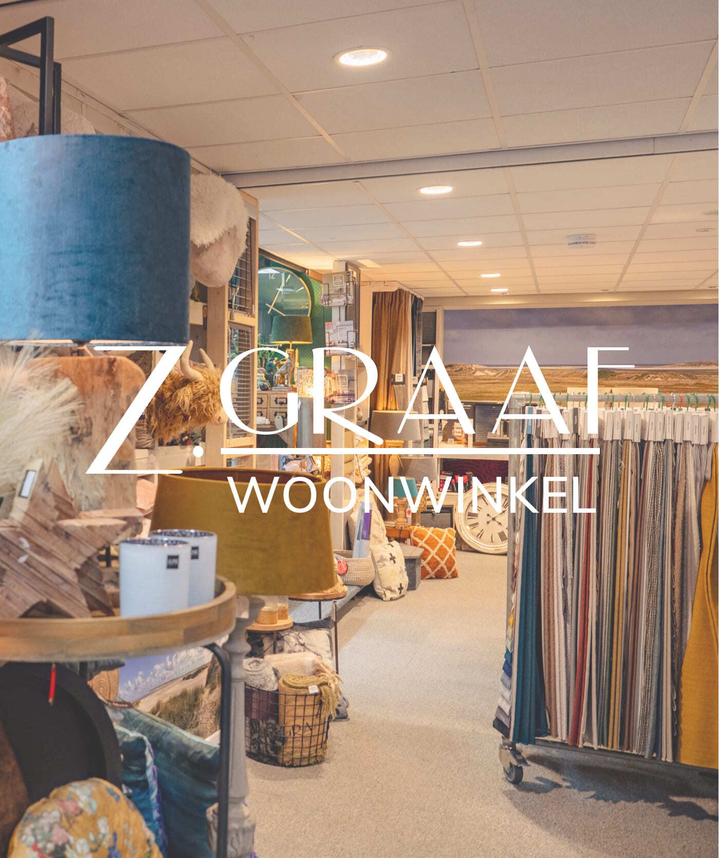 Interieur van een woonwinkel met lampen, textiel en decoratieve artikelen. Overlaytekst: Z GRAAF WOONWINKEL, waar inspirerende ontwerpen samenkomen met moderne webshops voor online diensten.